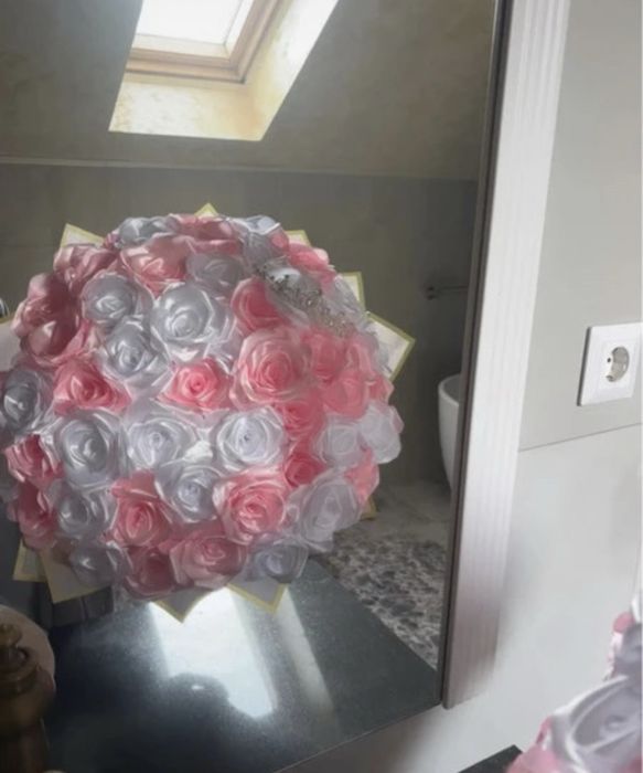 buchet de 53 de trandafiri din satin cu coronita inclusa