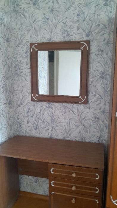 Б/у стол,зеркало,2 прикроватные тумбы.САМОВЫВОЗ БЕСПЛАТНО.Г.Павлодар