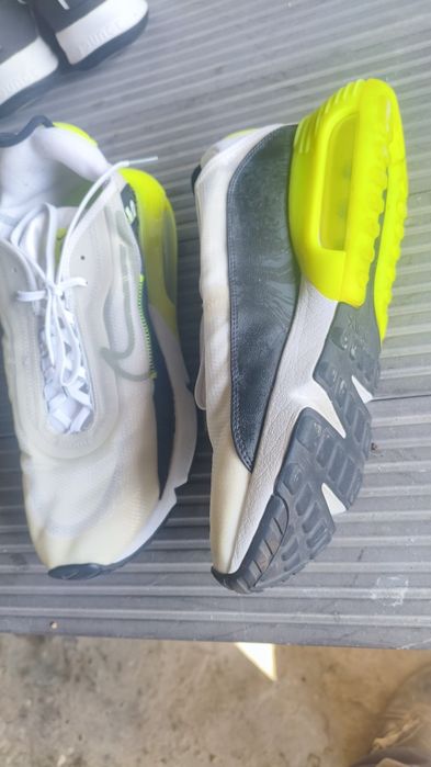 Nike Air Max 2090 в расцветке White Volt