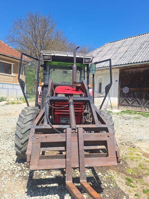 Vând Tractor  U 683 DTC, cu incarcator
