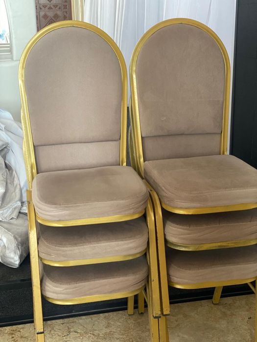 Стол и стулья для ресторана