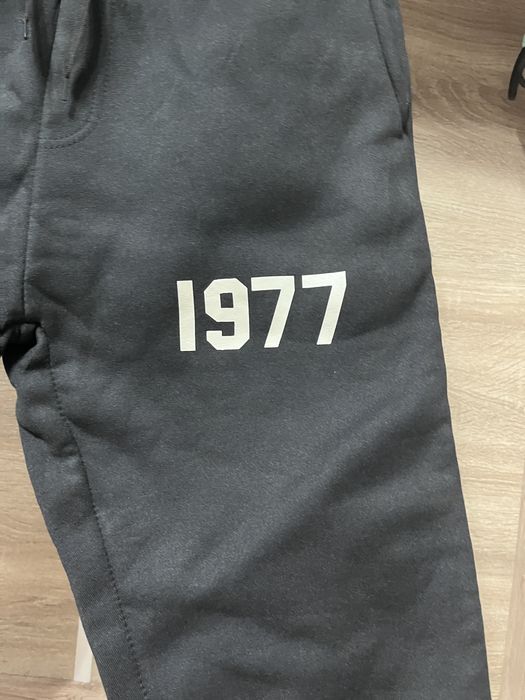 Pantaloni stil essentials
