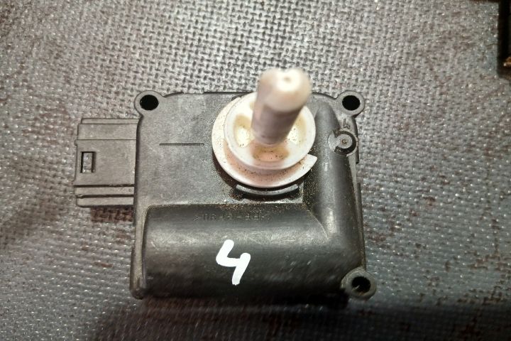 Motoras clapeta aeroterma dreapta 4F0820511A 0132801359 4F0820511A 01