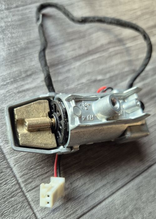 Моторче вибрация волан ,мерцедес W212 w204