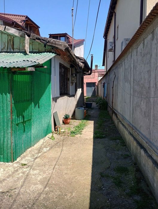 Vând casă bătrânească(toate utilitățile)în Ploiești,zona Piața Anton