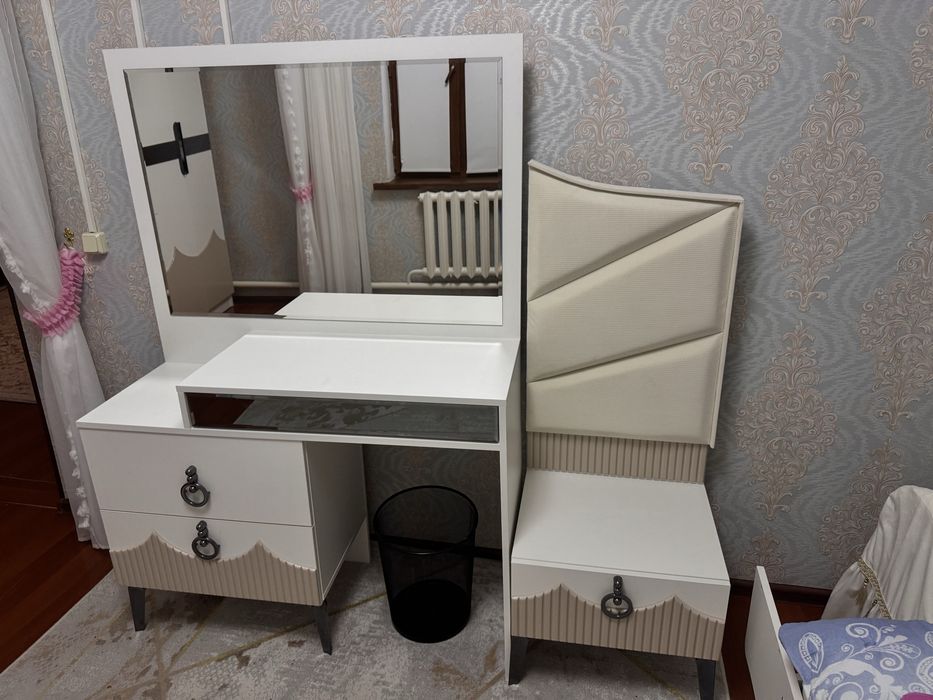 Спальный комплект сатылады.