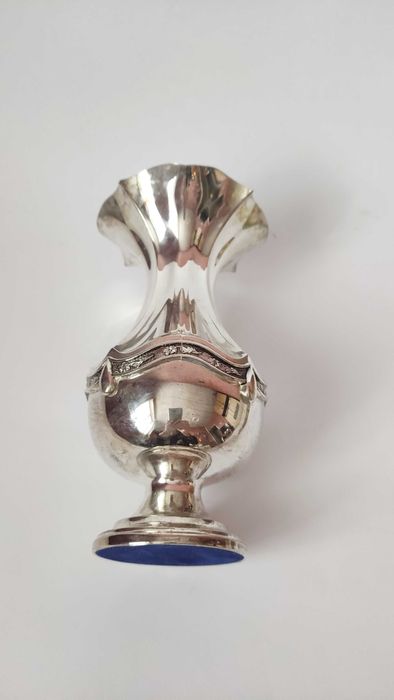 Масивна посребрена ваза с красива форма