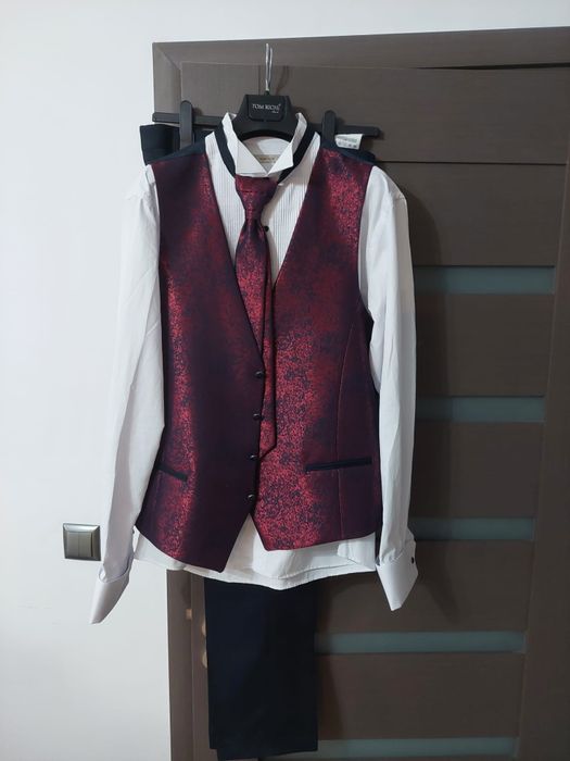 Costum de nunta.