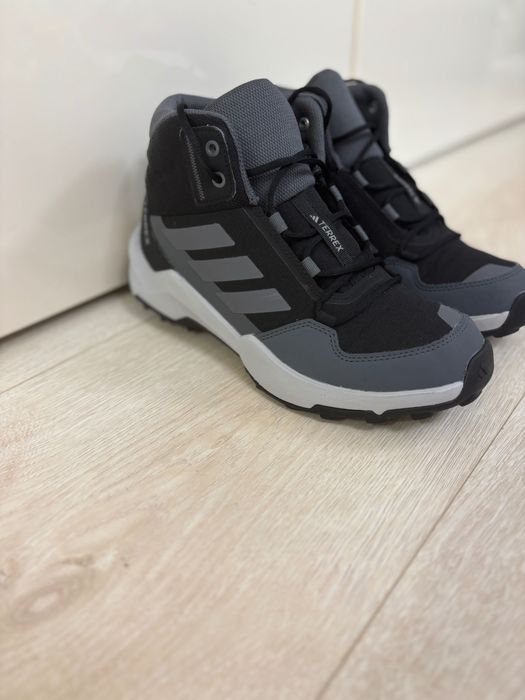 Продавам детски обувки Adidas Terrex, размер 37⅓ (23,5 см) - отлично състояние