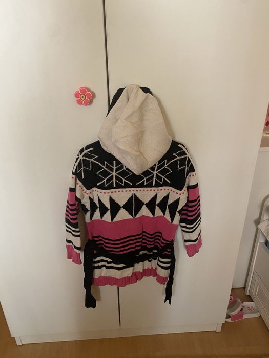 Плетена детска жилетка