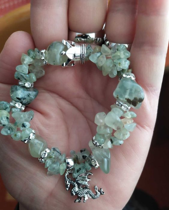 Гривни от естествени камъни