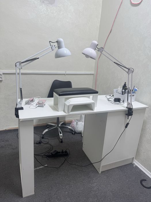 Продам маникюрный стол.