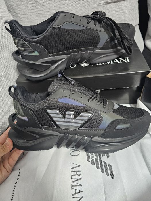 Камуфлажни дрехи и мъжки маратонки Armani 43 и 44 номер