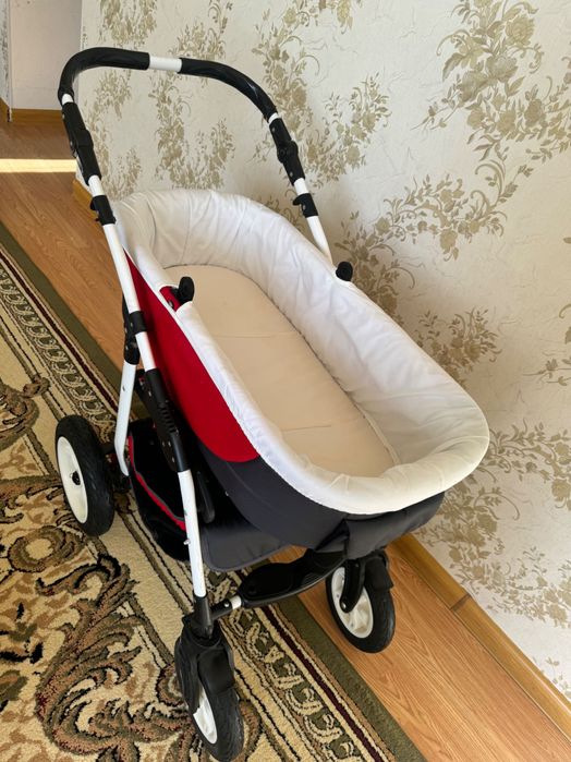 Детская коляска с люлькой
