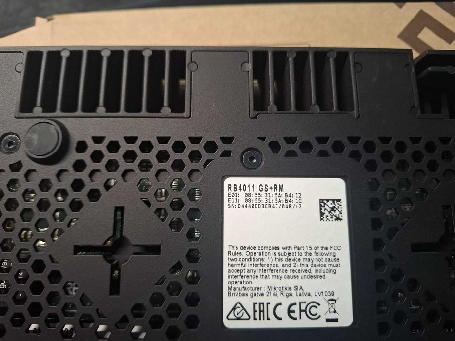 MikroTik RB4011 – router profesional, stare foarte bună