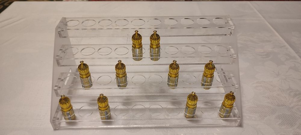 Atr pastafka. Vitrina flakon moyli atr parfumeriya parfume