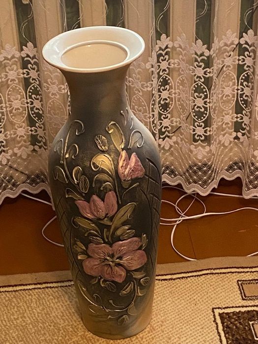 Продам вазу напольную