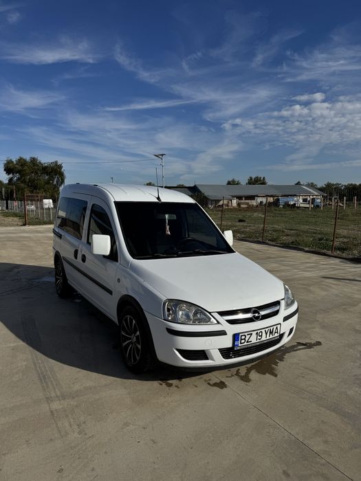 Vând sau schimb cu 8+1 ofer diferența  opel combo 2010 5 locuri