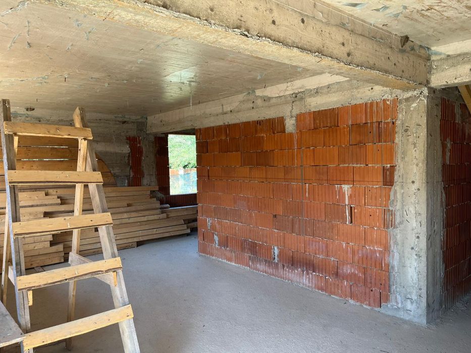 Vând construcție casă + teren proprietate