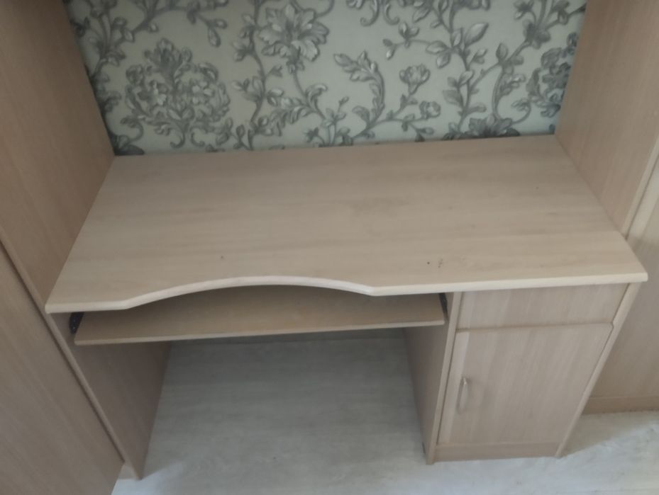 Продам шкаф-компьютерный стол в детскую