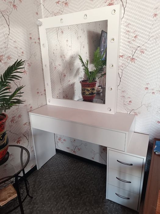 Продам столик трюмо.