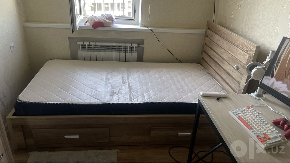 Кровать с полками