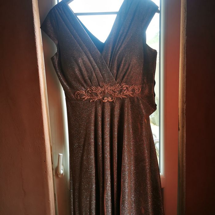 Продавам сватбена рокля, бална рокля и други