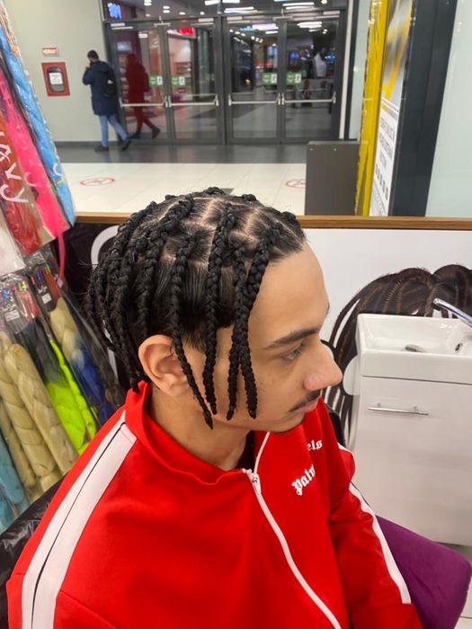 Negresa execut codite afrobraids, spicuri, dreduri si suvite sclipici