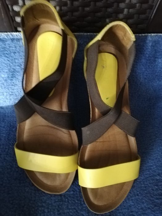 Жълти сандали, като нови