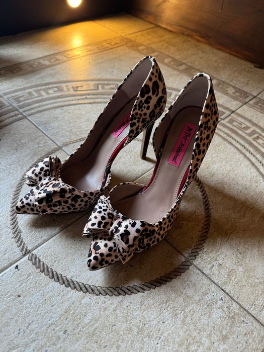 Обувки Betsey Johnson
