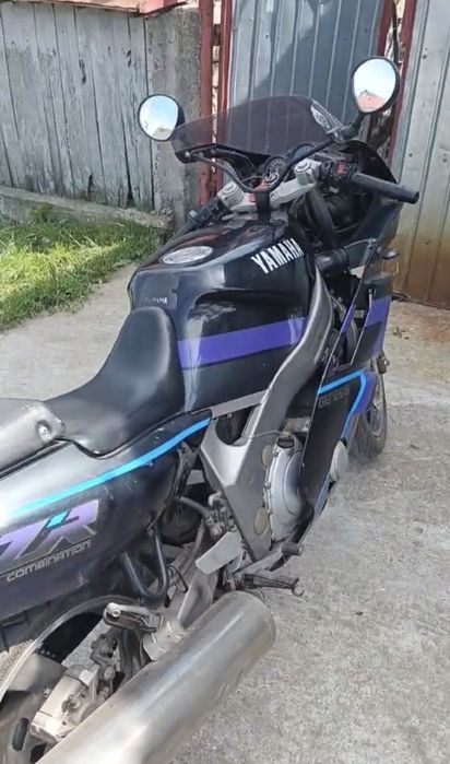 Motocicleta Yamaha FZR