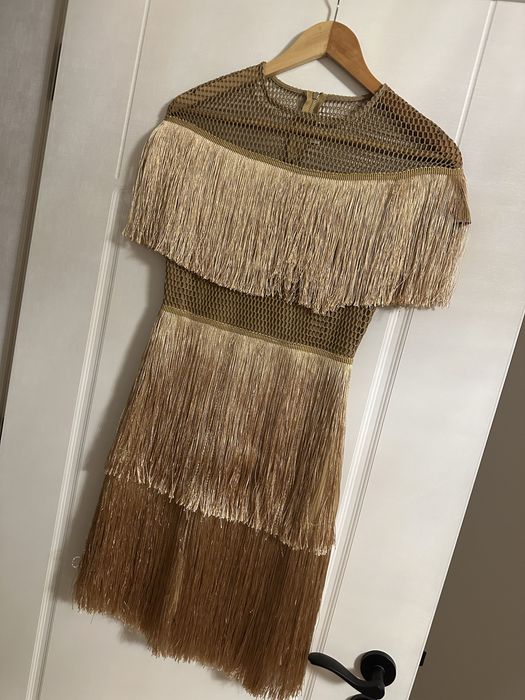 Златиста рокля с ресни