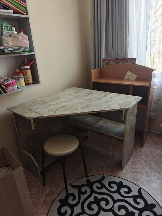 Угловой компьютерный стол