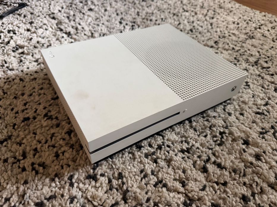 Xbox One S 1TB + Controller