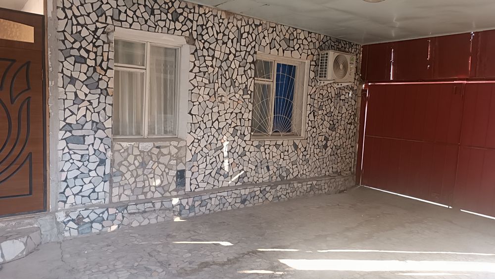 8 sotixlik uy sotiladi, Baraxolka bozor yonida, 6 xona 3 ta daliiz