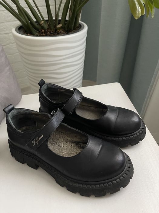Продам школьные туфли Tiflani