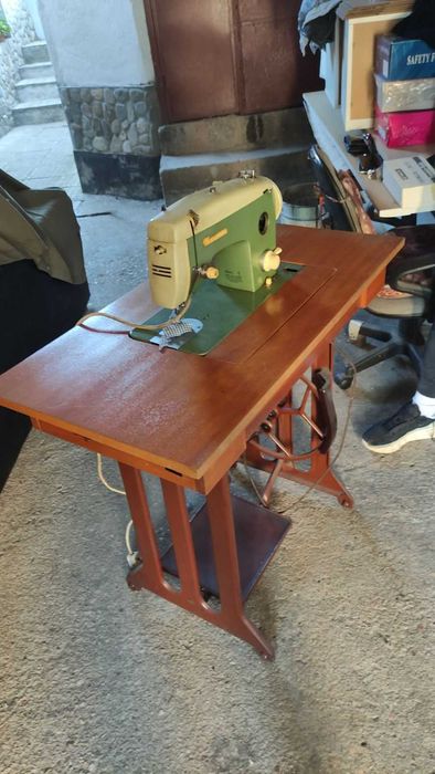 Крачна ретро шевна машина Naumann