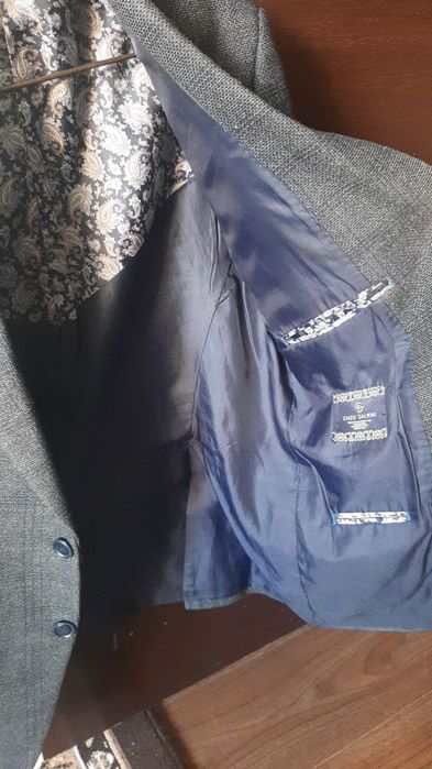 Так. Кастюм . Ийесине тар болып тур. Коп кийилмеген.