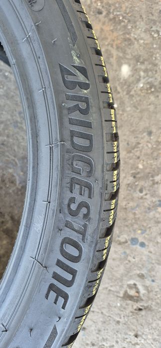 4 anvelope iarna ca si noi Bridgestone 275/35/21.Pretul este pe bucata