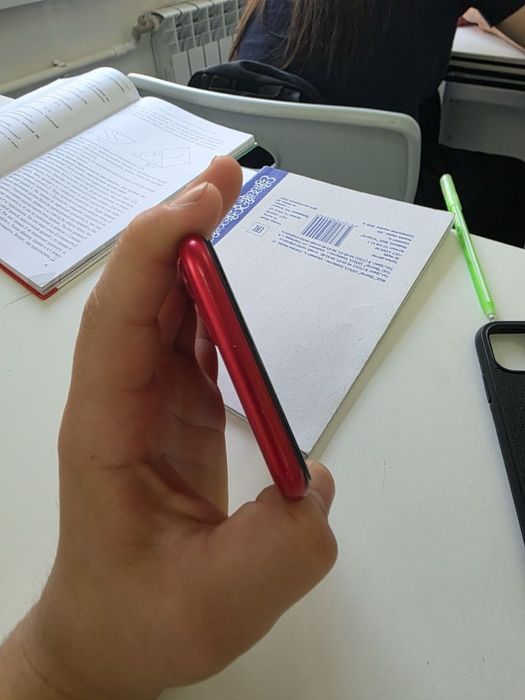 iPhone 11  в отличном состоянии все родное,