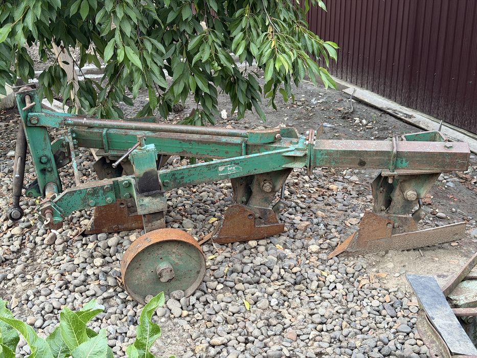 Vând Tractor u650 ,plug, disk , remorca