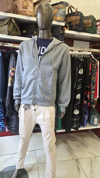 Манекен мъж в сиво в много добро състояние !