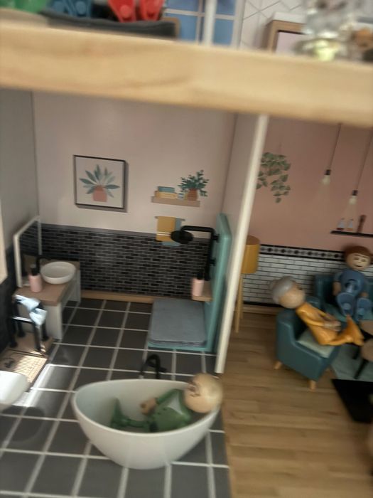 Дървена къща с мебели и човечета