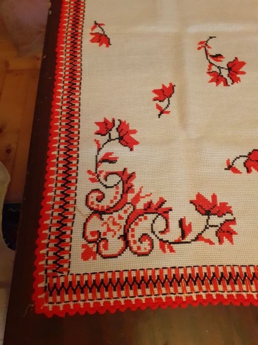 Fata de masa cusuta manual pe etamina