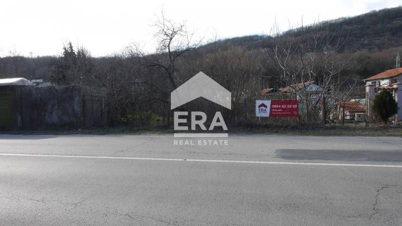 Урегулиран поземлен имот за продажба, с лице на главен път, в курортен