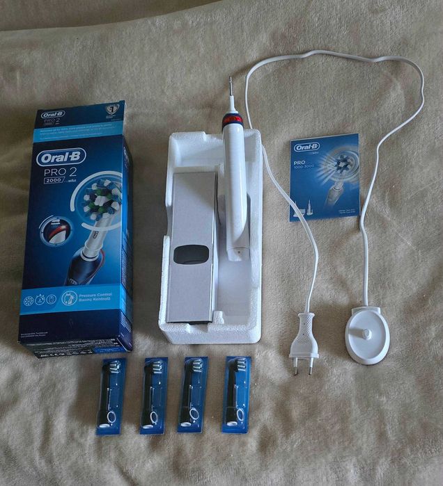 Четка за зъби Oral-B Pro 2 2000