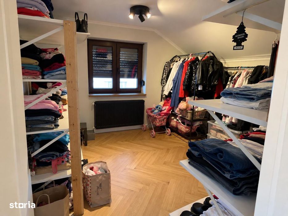 Două case, o singură proprietate, vedere la lac