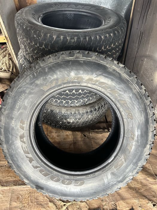 Продам шины летние АТ 265/70/17