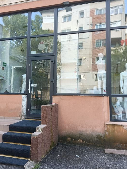 Ofer spre închiriere spațiu comercial