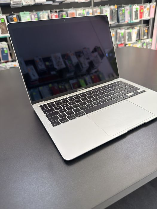 Macbook M1- изключително запазен